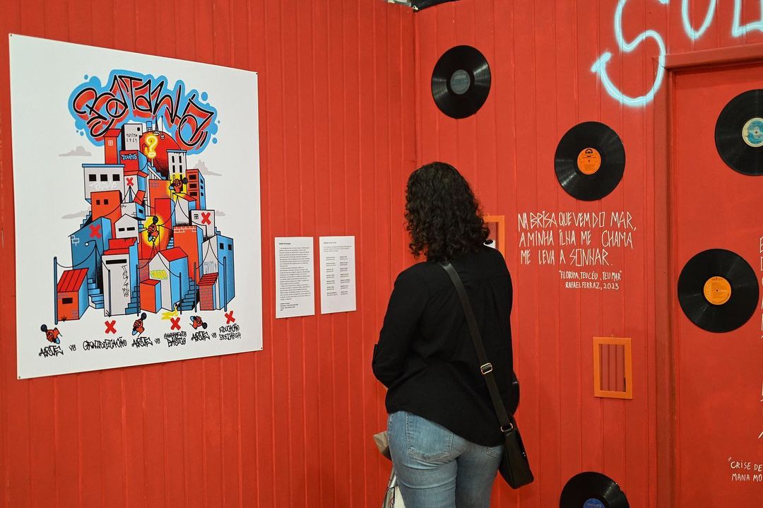 Exposição “Ruas, lares e laços” discute a identidade negra em Florianópolis através da música