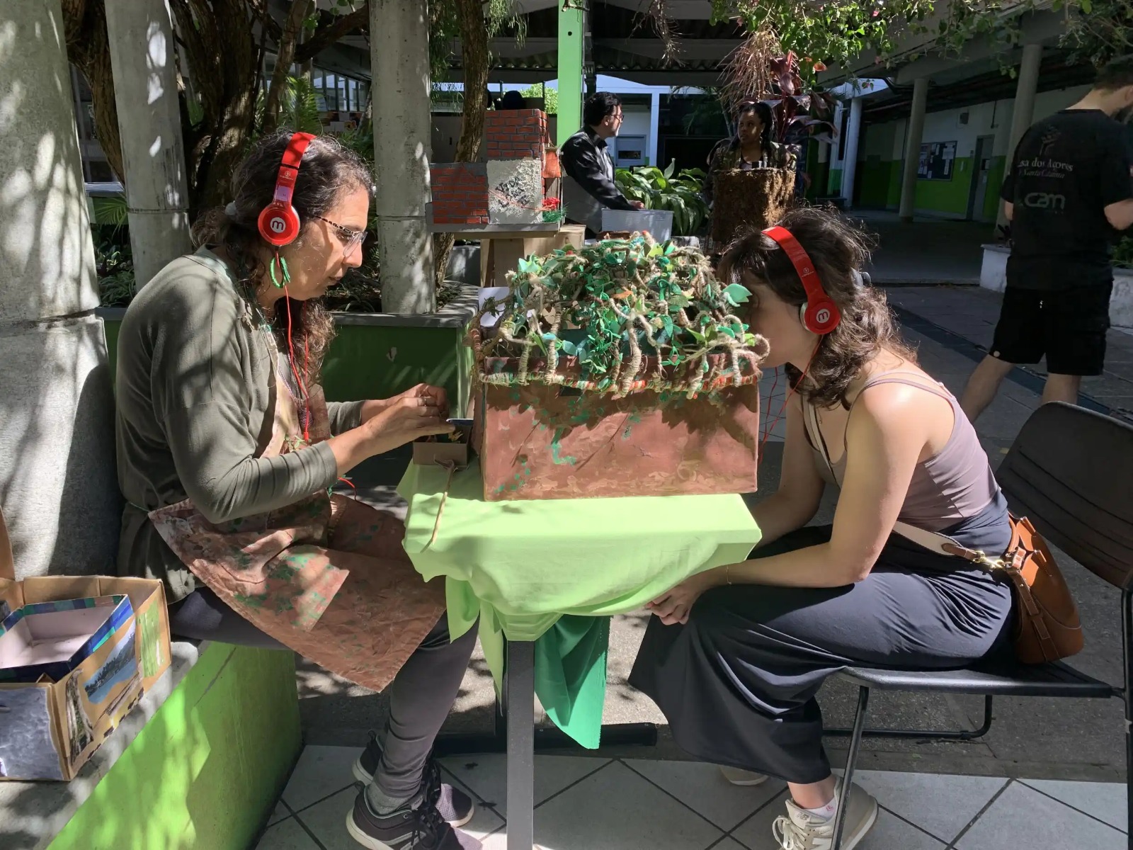 Espetáculos dentro de uma caixa: artistas performam Lambe-Lambe em Florianópolis