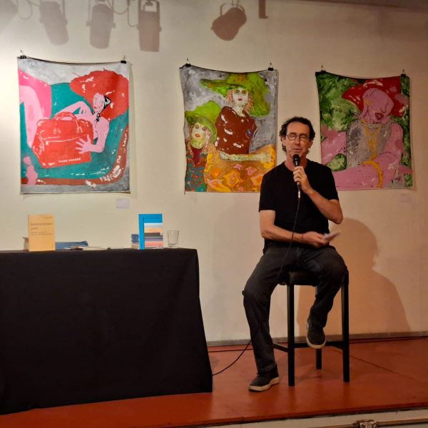“Sou um músico frustrado, então passei a tocar piano na máquina de escrever”