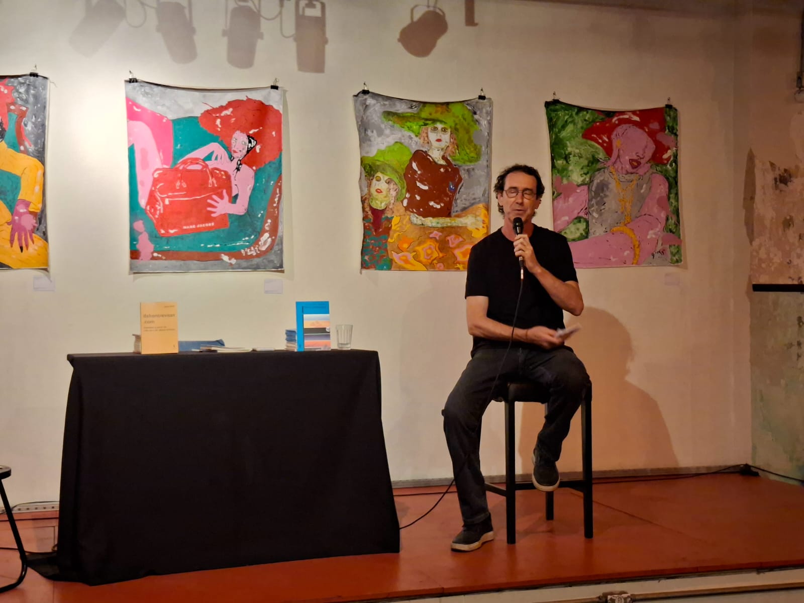 “Sou um músico frustrado, então passei a tocar piano na máquina de escrever”