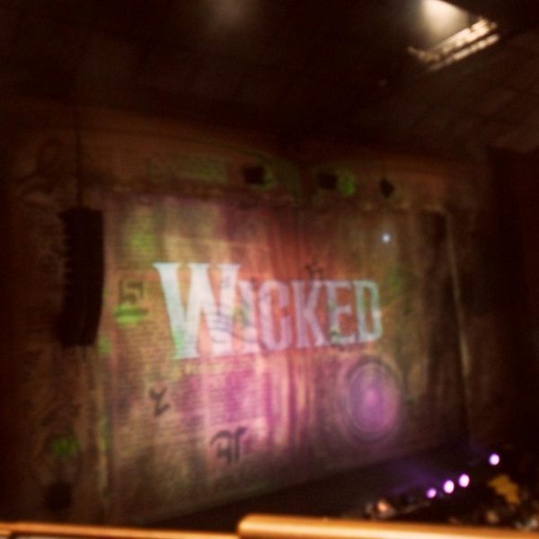 Perdida na estrada de tijolos amarelos, nova adaptação de “Wicked” no Brasil se faz grandiosa, mas não impressiona 
