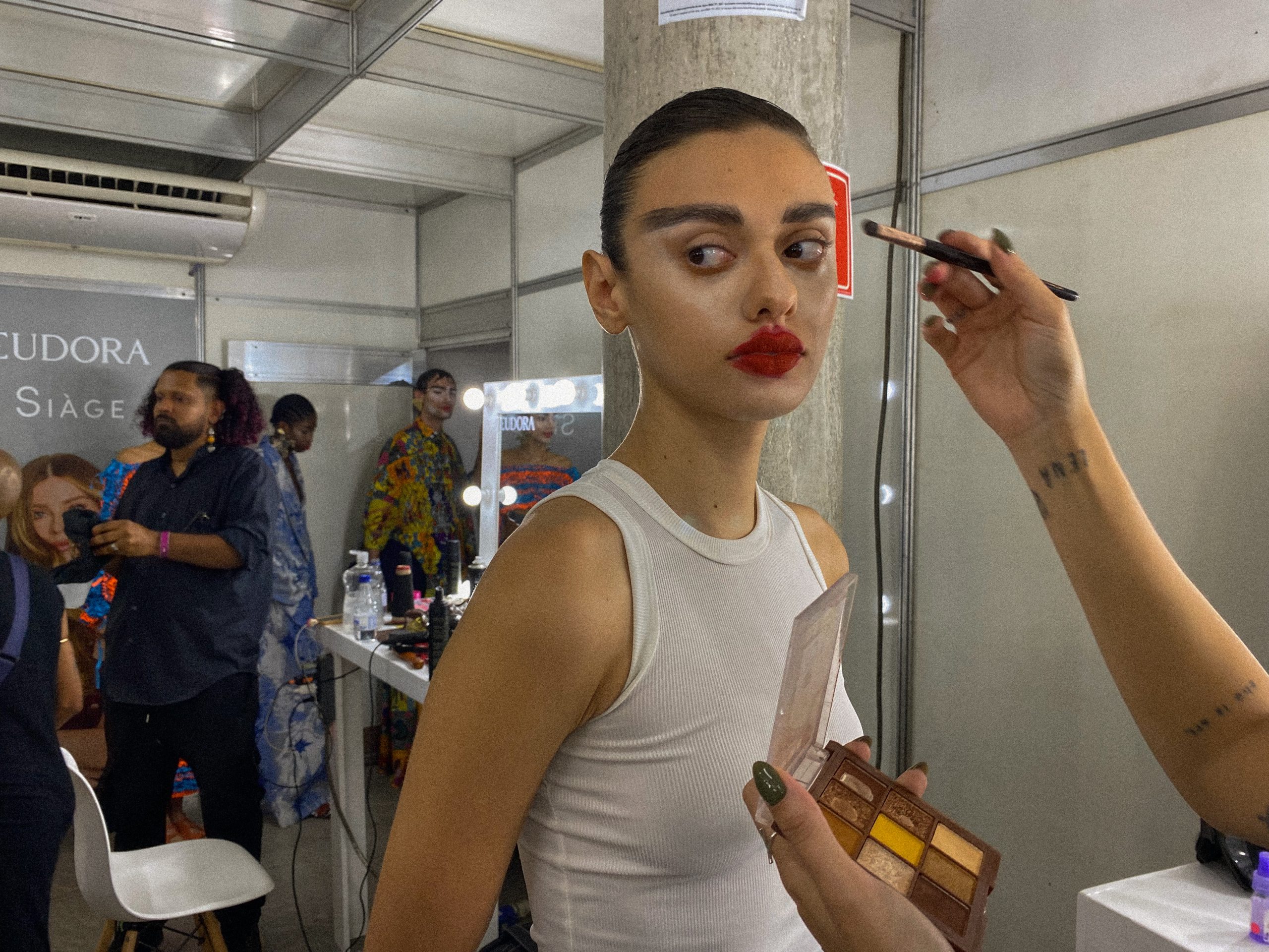 Povoado Poesia — Materialização dos sonhos fantásticos por meio da beleza no desfile da FOZ