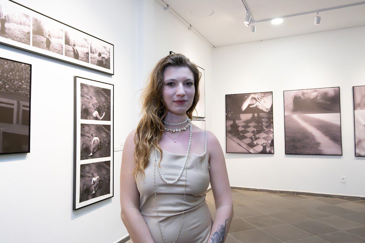Laís Mazzucco retrata a performance de gênero em sua primeira exposição solo