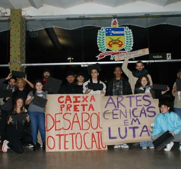 Teto da Caixa Preta cai e expõe crise estrutural no curso de Artes Cênicas da UFSC