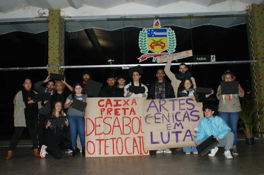Teto da Caixa Preta cai e expõe crise estrutural no curso de Artes Cênicas da UFSC